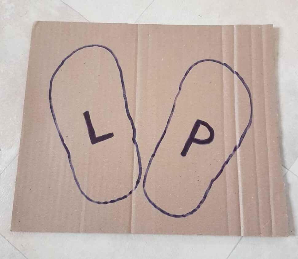 Pokud si děti pletou levou a pravou botu, stačí, když jim boty obkreslete boty na kus kartonu a napíšete P a L i do bot.