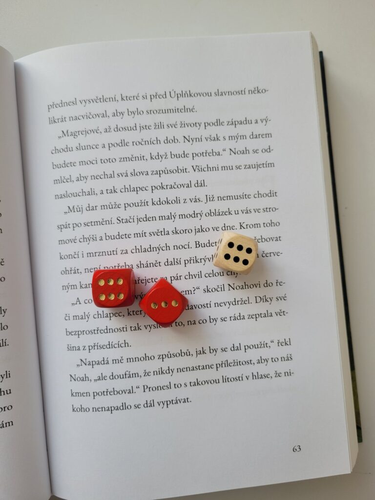 Otevřete knížku a&nbsp;hoďte kostkami. Na&nbsp;kostkách je šest a&nbsp;tři - to je 63. strana, kostka s&nbsp;šestkou značí 6. větu. 