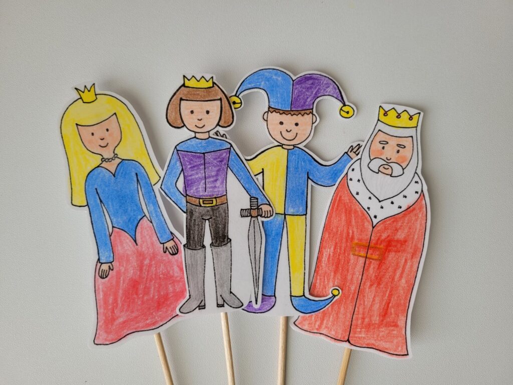 Jednoduché loutky pohádkových postav vyrobené z&nbsp;papíru a&nbsp;špejlí - princezna, princ, šašek a&nbsp;král